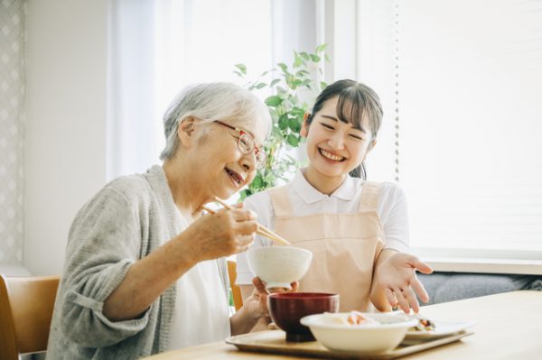 年配女性と女性栄養士